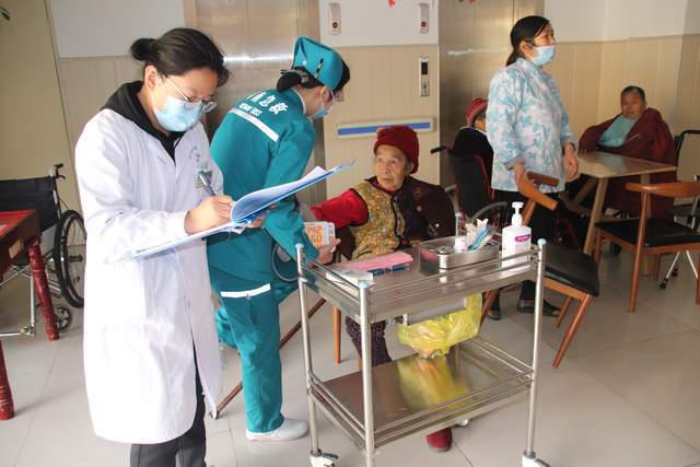信陽市中醫院“學雷鋒·送健康”養老院志愿行 傳承雷鋒精神，護航銀齡健康