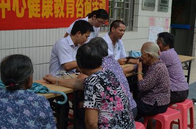 “關愛居民，送健康”——橋頭石水口社區綜合服務中心攜手社區衛生服務中心開展健康咨詢活動